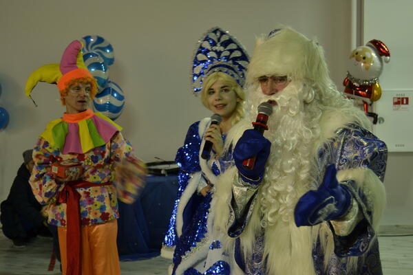 Новогоднее представление для детей и подростков. Новогоднее представление для детей и подростков.